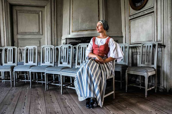 Donna in abiti tipici nel Museo all'aperto di Skansen a Stoccolma