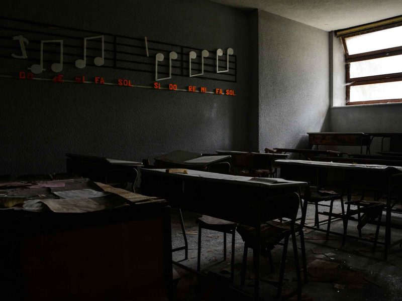 Insegnare la solitudine, Art of Decay di Andrea Meloni. Urbex, scuola abbandonata in Piemonte. Italia