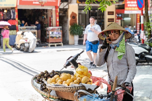 Vendita frutta per le strade di Hanoi in Vietnam