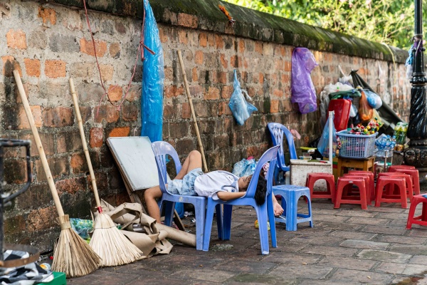 Bambina dorme per strada ad Hanoi in Vietnam