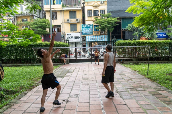 Signori giocano nel parco di hanoi in Vietnam