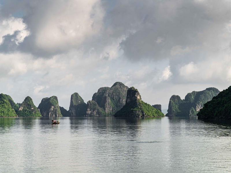 Le scogliere che spuntano dall'acqua ad Halong Bay in Vietnam
