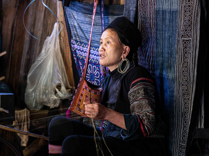 Signora Hmong nel villaggio di Cat Ba a Sapa, Vietnam