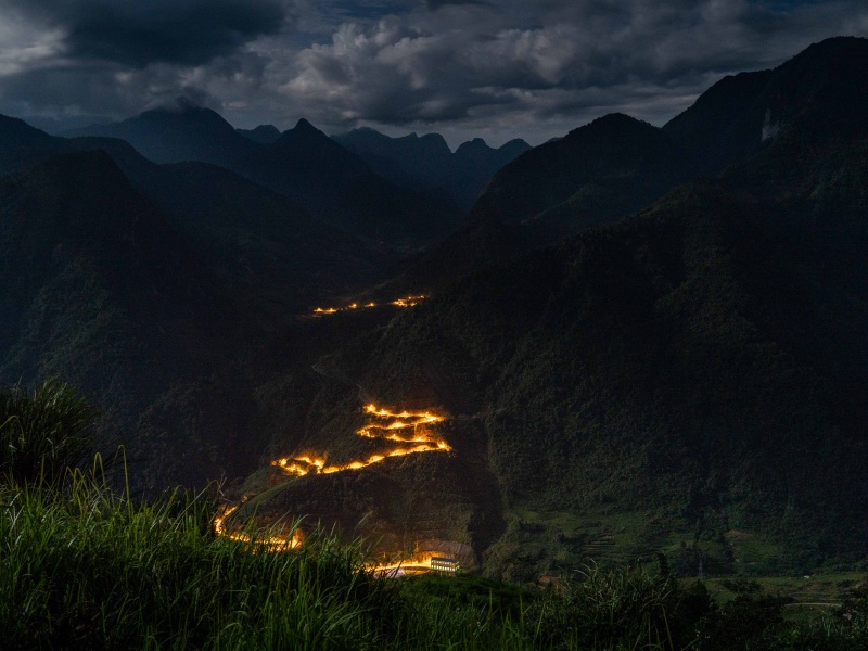 Una strada luminosa nelle montagne di Sapa in Vietnam