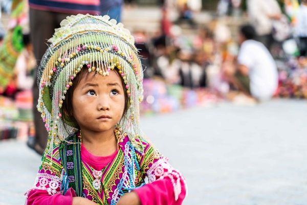 Bambina vende bracciali nel mercato di Sapa nel Nord del Vietnam, foto scattata con Sony A7 III