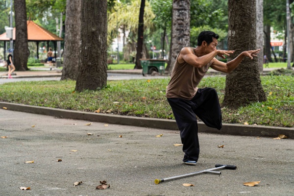 Signore disabile insegna un arte marziale al parco di Ho Chi Minh in Vietnam