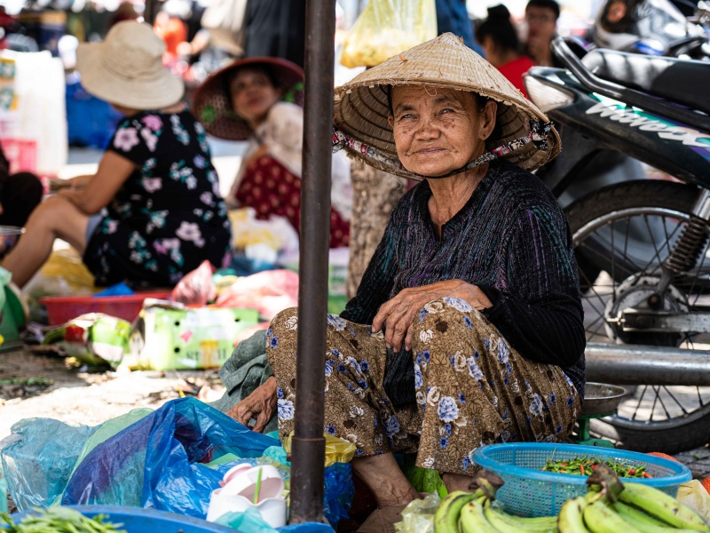 Signora vende frutta per le strade di Ho Chi Minh in Vietnam