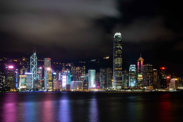 Vista notturna sullo skyline di Hong kong